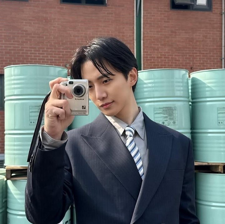 <p>Ia berperan sebagai Kang Tae Poong, seorang pemuda mencolok dan berjiwa bebas dari latar belakang keluarga kaya yang pernah hidup demi gaya dan kebebasan. Namun, tiba-tiba terlempar ke dalam kenyataan pahit era IMF, yang memaksanya untuk tumbuh menjadi pengusaha sejati.&nbsp;(Foto: Instagram@le2jh)</p>