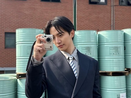 5 Potret Lee Junho Pemeran Kang Tae Poong dalam BTS Drakor Typhoon Family