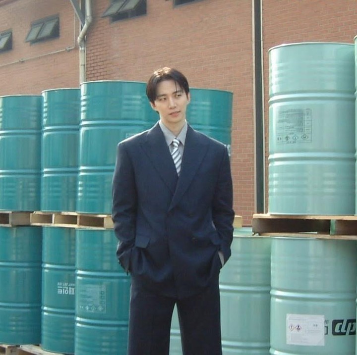 <p>Sang aktor pun cukup sering mempromosikan drama terbarunya lewat akun Instagram pribadinya dengan mengunggah foto-foto <em>behind the scenes</em> (BTS), seperti foto berikut ini. &ldquo;Sebentar lagi <em>Typhoon,</em>&rdquo; tulis Junho, dikutip dari laman Instagram <em>@le2jh,</em> Selasa (28/10/2025).&nbsp;(Foto: Instagram@le2jh)</p>