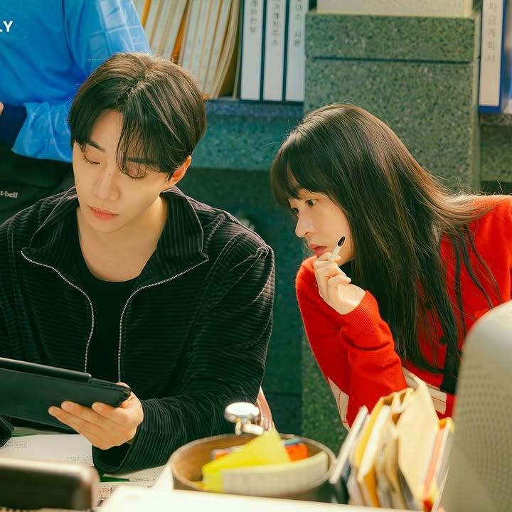 <p>Dilansir dari laman<em>&nbsp;AllKpop,</em> drama yang dibintangi bersama aktris Kim Min Ha ini memuncaki tangga rating akhir pekan. Episode 6 yang tayang pad 26 Oktober, mencatat rating nasional rata-rata sebesar 8,9 persen, mengamankan posisi nomor satu di semua saluran kabel dan program komprehensif pada slot waktunya.&nbsp;(Foto: Instagram@studiodragon.official)</p>