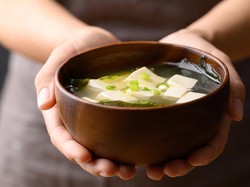 Mangkuk Kayu Aman Dipakai Buat Menghangatkan Makanan di Microwave?