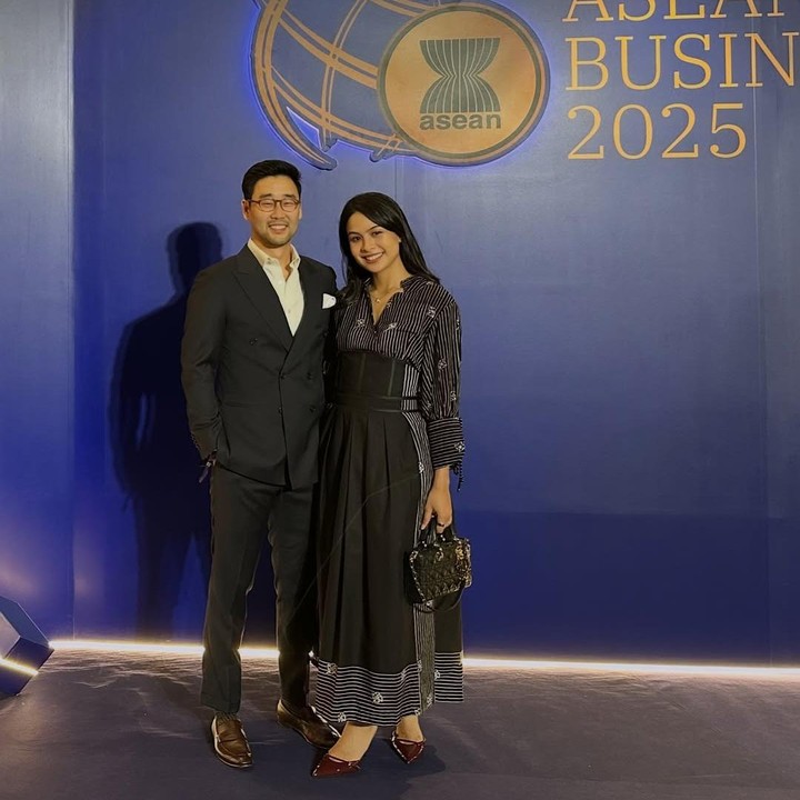 <p>Maudy dan suami asal Korea itu tengah berada di Kuala Lumpur, Malaysia, untuk pekerjaan sekaligus liburan singkat. Hal itu diketahui langsung lewat beberapa foto yang dibagikan oleh Jesse di akun Instagram pribadinya.&nbsp;(Foto: Instagram @jessechoi_)</p>