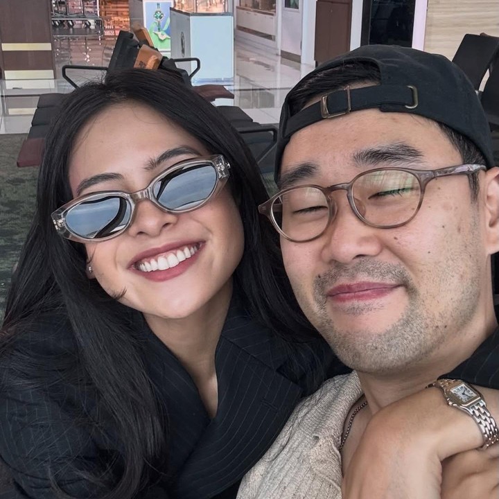 <p>Seperti biasanya, Jesse kembali memperlihatkan pose mesra dan lucu bersama sang istri yang selalu bikin netizen yang langsung ikut terbawa suasana alias baper.&nbsp;(Foto: Instagram @jessechoi_)</p>