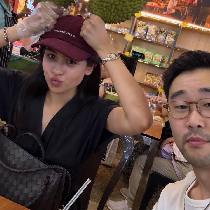 <p>Kolom komentar pun dibanjiri komentar netizen yang gemas melihat pasangan ini, Bunda. &ldquo;Aaaa senang sekali dengan pasangan imut ini,&rdquo; tulis akun <em>@alifiaa****.</em> &ldquo;Gemess sekalii,&rdquo; tulis akun <em>@iranggarai****.</em> &ldquo;Terobsesi dengan pasangan ini!&rdquo; tulis akun <em>@ingritw****.&nbsp;</em>(Foto: Instagram @jessechoi_)</p>