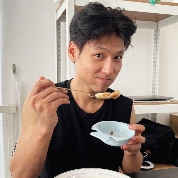 <p>Melalui unggahan di Instagram, Daehoon mengungkap program dietnya dengan menjaga pola makan sehat. Dalam satu unggahan di Instagram Stories, ayah tiga anak ini mengungkap menu makannya untuk menaikkan BB. "Halo semua, Aku sekarang sedang mencoba menaikkan berat badan agar tidak kurus seperti sekarang," tulisnya dalam unggahan ini. (Foto: Instagram @daehoon_na)</p>