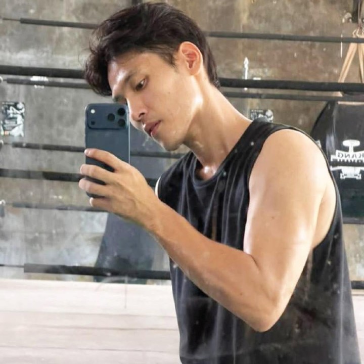 <p>Selain menjaga pola makan, Daehoon juga mulai rutin melakukan olahraga. Beberapa waktu lalu, Daehoon pernah membagikan video saat ia tengah serius berlatih tinju. Tanpa diketahui publik, Daehoon ternyata sudah cukup lama menekuni olahraga ini, Bunda. (Foto: Instagram @daehoon_na)</p>