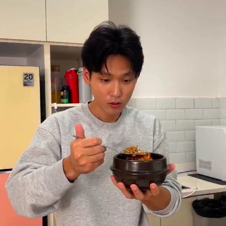 <p><em>Content creator</em>&nbsp;sekaligus chef asal Korea Selatan, Na Daehoon, dikenal karena konten <em>parenting</em> dan&nbsp;konten memasak makanan Korea. Baru-baru ini, Daehoon mengungkap bahwa ia sedang mencoba menjalani diet untuk menaikkan berat badannya, Bunda. Belakangan, berat badan Daehoon yang tampak turun memang menjadi sorotan netizen. (Foto: Instagram @daehoon_na)</p>