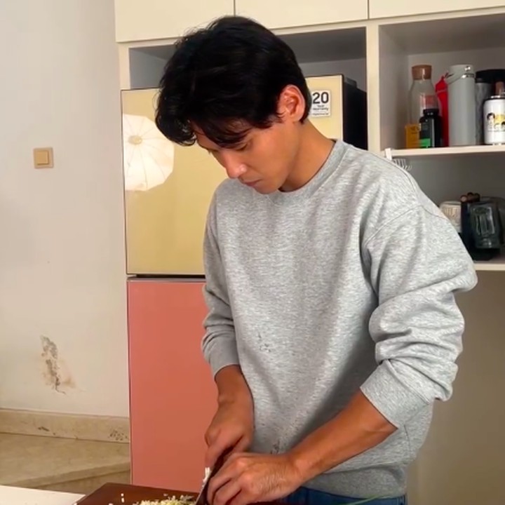 <p>Sampai saat ini, Daehoon masih sering bikin konten memasak di tengah rumah tangganya yang sedang diterpa isu tak sedap. Selain memasak untuk diri sendiri, Daehoon juga membuat makanan yang sehat untuk ketiga anaknya. (Foto: Instagram @daehoon_na)</p>