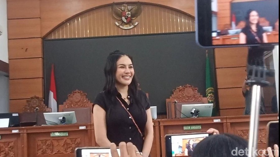 Nikita Mirzani Nikita Mirzani usai menjalani sidang vonis kasus pemerasan dan TPPU.