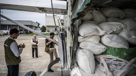 FOTO: Mengadang Banjir Semarang dengan Menyemai 10 Ton Garam
