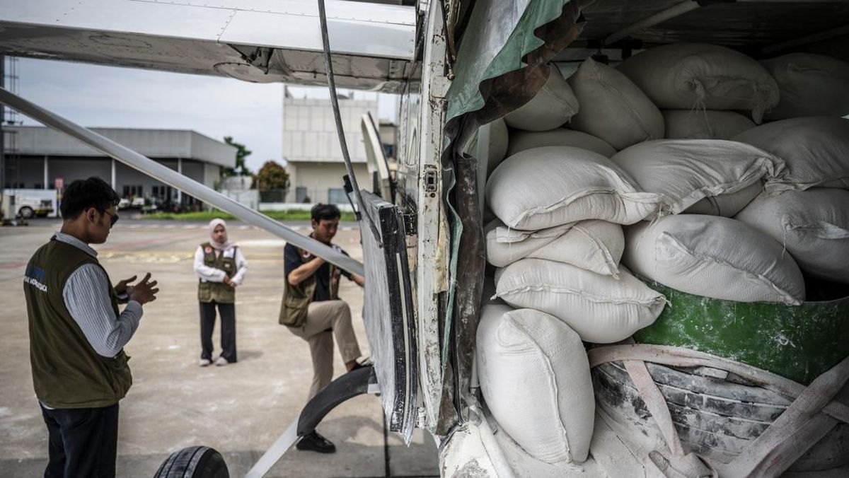 FOTO: Mengadang Banjir Semarang dengan Menyemai 10 Ton Garam