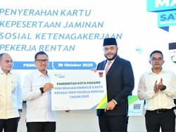 Walkot Padang Serahkan Kartu BPJS Ketenagakerjaan ke 3.000 Pekerja Rentan Walkot Padang Serahkan Kartu BPJS Ketenagakerjaan ke 3.000 Pekerja Rentan