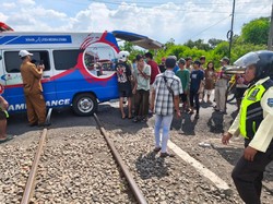 Video: Pemotor Wanita Tewas dan Balita Kritis Usai Tertabrak Kereta di Pasuruan Video: Pemotor Wanita Tewas dan Balita Kritis Usai Tertabrak Kereta di Pasuruan