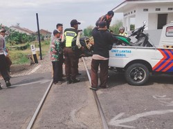 Pemotor Tertabrak KA Dhoho di Pasuruan, Perempuan Tewas-Balita Kritis Pemotor Tertabrak KA Dhoho di Pasuruan, Perempuan Tewas-Balita Kritis