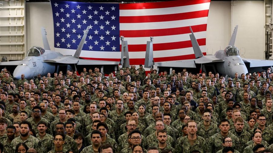 Presiden AS Donald Trump berbicara sementara Perdana Menteri Jepang Sanae Takaichi memberi isyarat kepada personel militer, di atas kapal induk USS George Washington, selama kunjungan mereka ke pangkalan Angkatan Laut AS di Yokosuka, Jepang, 28 Oktober 2025. (REUTERS/Kim Kyung-Hoon)