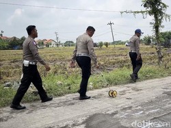 Polisi Olah TKP Tabrak Lari Tewaskan Pasutri-2 Anak di Plupuh Sragen Polisi Olah TKP Tabrak Lari Tewaskan Pasutri-2 Anak di Plupuh Sragen
