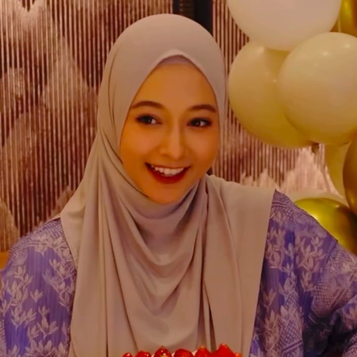 <p>Di hari ulang tahunnya, Poppy juga mengungkap doa dan harapannya. Ia tak lupa mengucapkan terima kasih yang begitu mendalam untuk sang suami yang sudah mendampinginya. "Nggak minta banyak, cuma pengen terus dikelilingi orang-orang baik. Yang doanya selalu tulus, Semoga Allah jaga ya. Sekali lagi makasih untuk ayah @riphatsenikentara yang selalu mengusahakan semuanya, selalu kasih yang terbaik utk keluarga dan orang2 disekelilingnya. Makasih juga untuk sahabat2 kuuu, keluargakuu.. dahlah, males pidato.. pokonya MAKASIH sayang2nya ibukkk," ungkap Poppy. (Foto: Instagram @poppybungariphat)</p>