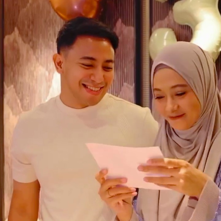 <p>Artis Poppy Bunga baru saja merayakan ulang tahun ke-35 pada 26 Oktober 2025, Bunda. Di hari ulang tahunnya, Poppy mendapatkan kejutan spesial dari suaminya Mohammad Fattah Riphat. Sang suami yang berprofesi sebagai pengacara ini memberikan kejutan tanpa sepengatahuan istrinya. Riphat sebelumnya juga dikenal sebagai pengacara viral yang menangani perceraian Tasya Farasya. (Foto: Instagram @poppybungariphat)</p>