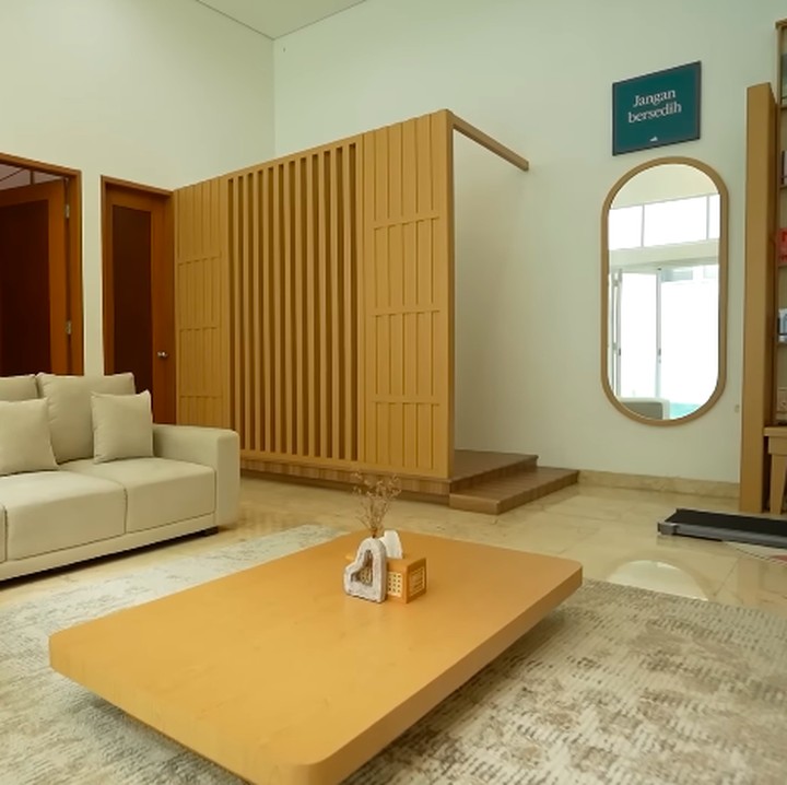 <p>Artis Natasha Rizky memutuskan untuk merenovasi rumahnya yang pernah ditempati bersama mantan suaminya, Desta. Rumah ini diubah Natasha Rizky&cedil;menjadi hunian bernuansa Jepang yang banyak didominasi kayu cokelat, Bunda. (Foto: YouTube TAULANY TV)</p>