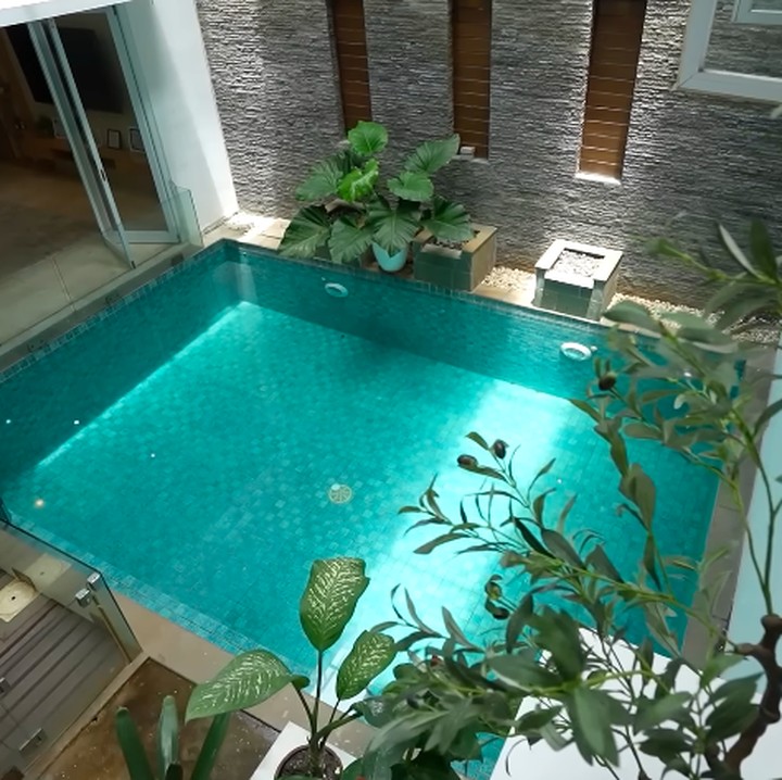 <p>Sebelum memasuki ruang utama, Bunda akan melewati kolam renang. Kolam yang cukup luas ini tertutup atap transparan sehingga memudahkan cahaya matahari masuk tanpa&nbsp;membuat suhu menjadi panas. Tak seperti ruangan lain, kolam renang ini tidak banyak direnovasi oleh Natasha Rizky. (Foto: YouTube TAULANY TV)</p>