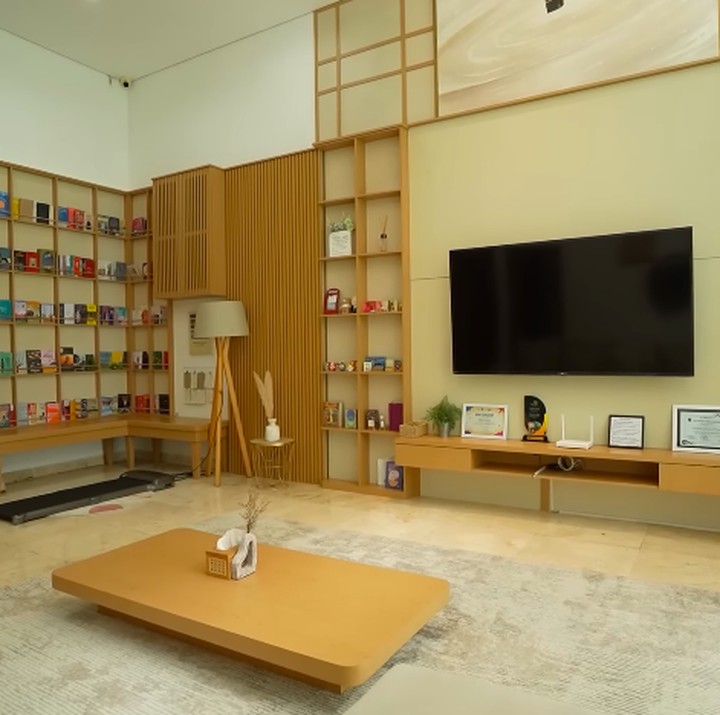 <p>Di ruang utama atau ruang keluarga, Natasha Rizky banyak menggunakan desain ala Jepang, yakni kayu cokelat kekuningan dengan konsep minimalis. Perempuan 31 tahun ini memilih desain ala Jepang karena menyukai negara ini. "Dulunya ini lebih elegan. Acha rubah, tadinya kan hitam dan cokelat, akhirnya Acha ganti kayak model Japanese gitu karena Acha suka banget Jepang kan," ungkapnya. Di ruangan ini, Natasha Rizky juga membangun studio menulis dan tempat salat dengan konsep yang serupa. (Foto: YouTube TAULANY TV)</p>