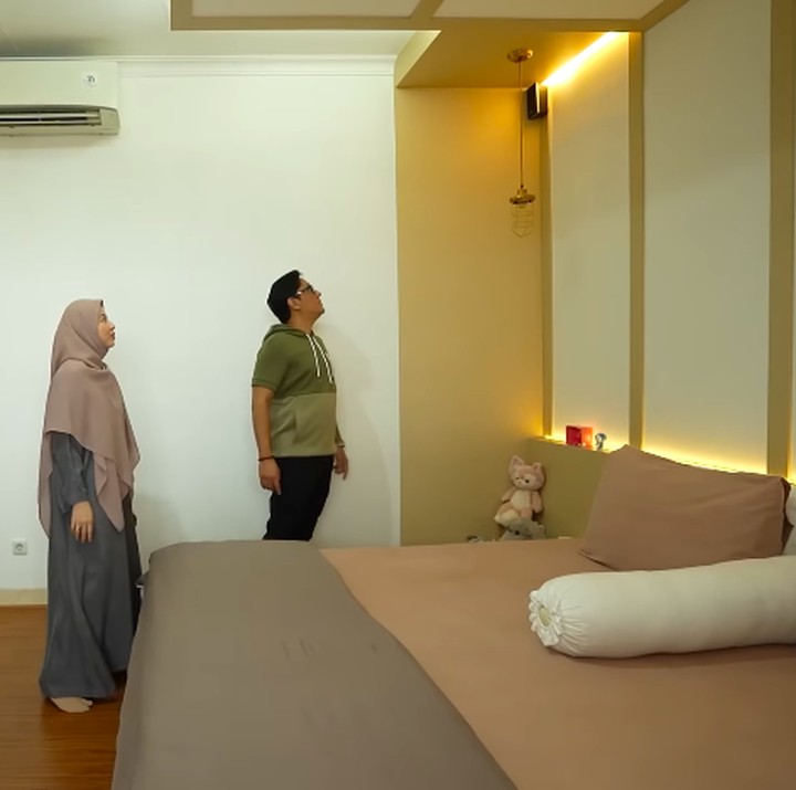<p>Tak hanya ruang keluarga, Natasha Rizky juga merenovasi kamar tidurnya dengan menggunakan desain ala Jepang. Perempuan berdarah Minang ini mengubah <em>backdrop</em> dinding kamar tidurnya dengan gaya dinding ala Jepang. Seperti di ruangan lain, nuansa minimalis juga terasa di kamar tidur utama ini. (Foto: YouTube TAULANY TV)</p>