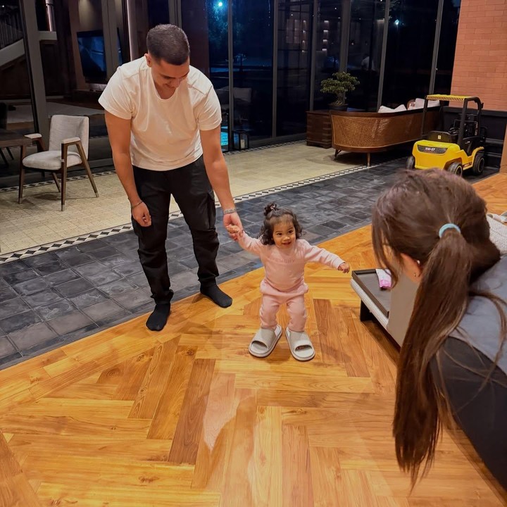 <p>Di dalam rumah, Zaskia dan Irwansyah juga banyak menggunakan ornamen kayu cokelat untuk lantai, sehingga menambah kesan <em>aesthetic</em>. Selain itu, pasangan ini juga menggunakan dinding model bata yang sering digunakan di bangunan klasik luar negeri. (Foto: Instagram @zaskiasungkar15/@irwansyah_15)</p>