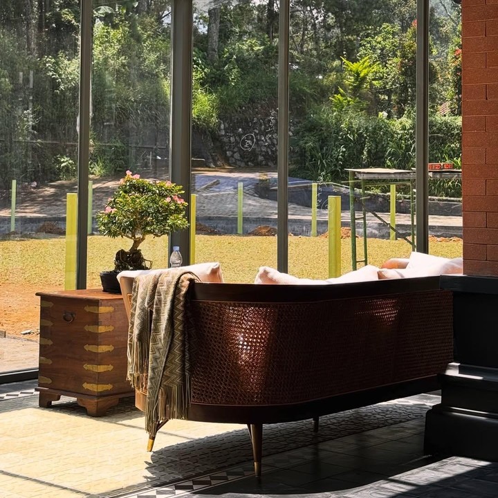 <p>Vila baru Zaskia dan Irwansyah ini banyak menggunakan jendela kaca besar di ruang keluarga. Hal itu memungkinkan penghuni rumah bisa melihat pemandangan asri nan indah di luar rumah. (Foto: Instagram @zaskiasungkar15/@irwansyah_15)</p>