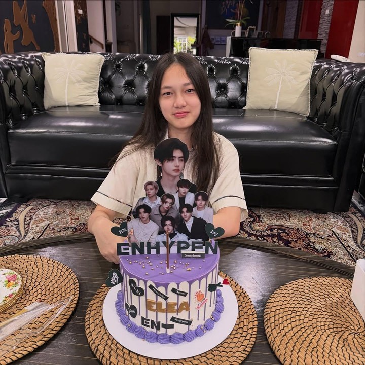 <p>Putri Ussy Sulistiawaty dan Andhika Pratama yang bernama Shakeela Eleanor Ameera juga ulang tahun di Hari Sumpah Pemuda. Pasangan artis ini pun memberikan kejutan berupa kue ulang tahun dengan hiasan foto idol K-Pop favoritnya. &ldquo;<em>Happy bday </em>Eleanor..my cibul... hari ini udah 13 tahun. Setiap tahun di hari ulang tahunmu, aku teringat betapa besarnya pertumbuhanmu. Elea bukan bayi kecil lagiiii,&rdquo; tulis Ussy, dikutip dari laman Instagram <em>@ussypratama.&nbsp;</em>(Foto: Instagram@ussypratama)</p>
