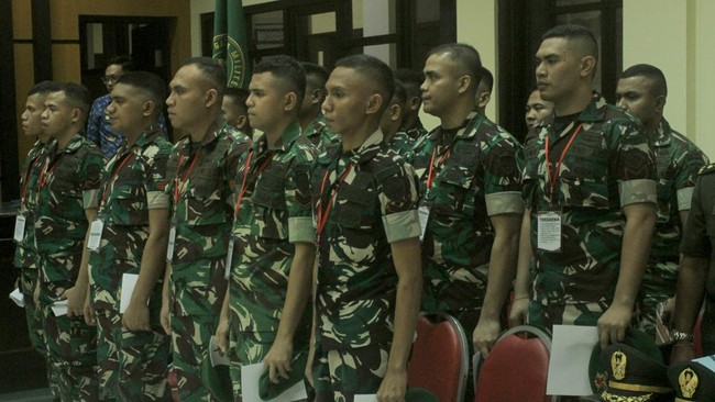 Sebanyak 15 dari 17 prajurit TNI AD yang terlibat dalam kasus penganiayaan hingga menewaskan Prada Lucky dituntut enam tahun penjara dan dipecat dari dinas TNI.