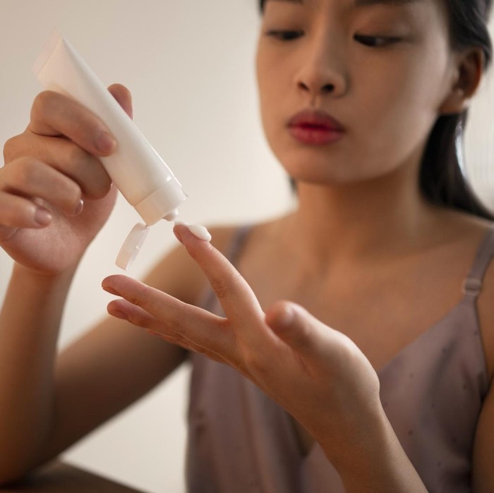 Squalane adalah bahan pelembap alami yang meniru minyak kulit manusia untuk membantu menjaga elastisitas dan kelembaban kulit. Bahan ini ideal untuk semua jenis kulit, termasuk kulit sensitif.