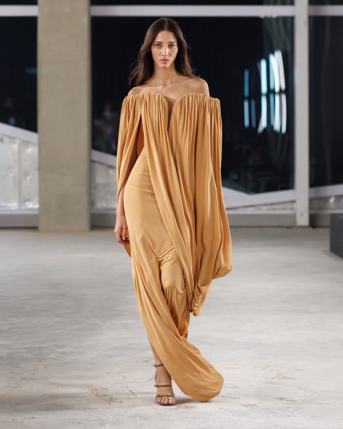 Stella McCartney debut di Riyadh Fashion Week 2025. Ia menampilkan 31 looks, terdiri dari setelan jas hingga gaun malam.