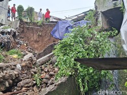 Penampakan Tebing 10 Meter Longsor Timpa Rumah di Bondongan Bogor Penampakan Tebing 10 Meter Longsor Timpa Rumah di Bondongan Bogor