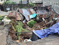 Warga Histeris Tebing di Bogor Longsor, Air Lalu Terjang Rumah-rumah Warga Histeris Tebing di Bogor Longsor, Air Lalu Terjang Rumah-rumah