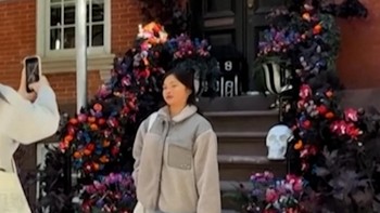Konten Kreator New York Hias Tangga Rumah dengan LEGO