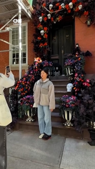 Konten Kreator New York Hias Tangga Rumah dengan LEGO