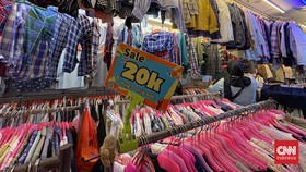 FOTO: Wajah Pasar Baju Impor Bekas Senen yang Mau Ditertibkan Purbaya
