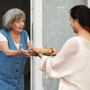 5 Zodiak yang Paling Suka Berbagi Makanan, Bakal Jadi Tetangga Baik Hati