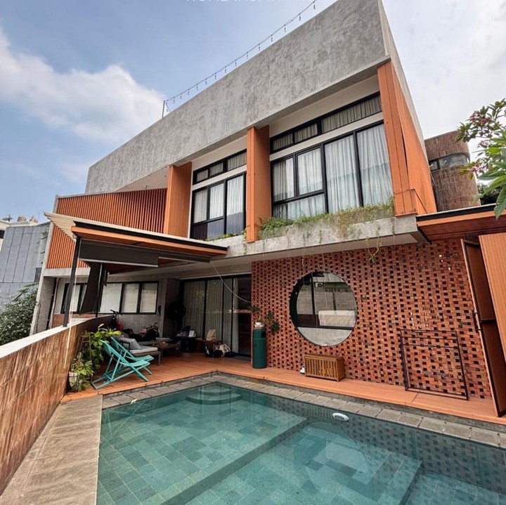 <p>Pasangan Ringgo Agus Rahman dan Sabai Morscheck memiliki rumah 4 lantai dengan desain interior yang hangat dan estetik. Rumah empat lantai ini menggabungkan gaya modern tropis dengan sedikit sentuhan industrial. Konsep <em>open space</em> yang diterapkan bikin setiap ruangannya terasa luas tanpa banyak sekat, Bunda. (Foto: Instagram @sabaidieter)</p>