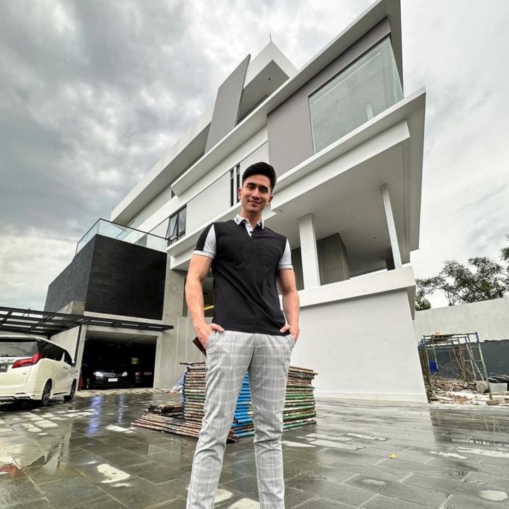<p>Di usia muda, Verrel Bramasta sukses membangun rumah impian dari hasil kerja kerasnya sendiri. Terletak di Kabupaten Bogor, Jawa Barat, hunian modern ini selesai dibangun pada awal 2024. Bangunannya berdiri di atas lahan sekitar 1.000 meter persegi dengan desain empat lantai bernuansa hitam-putih yang modern, dikutip dari kanal Youtube <em>@AttaHalilintar</em>. (Foto: Instagram @bramastavrl)</p>