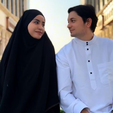 Ini 7 Foto Andrew Andika dan Violentina Kaif Pamer Buku Nikah di Depan Ka'bah