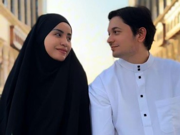 img-title Ini 7 Foto Andrew Andika dan Violentina Kaif Pamer Buku Nikah di Depan Ka'bah