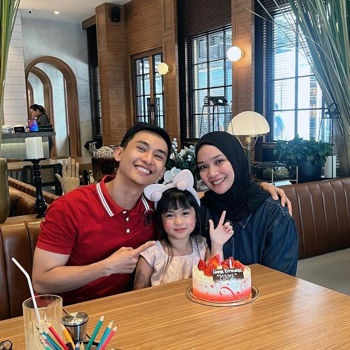 <p>Meskipun demikian, ia juga dikenal sebagai pasangan yang romantis. Hal tersebut diketahui langsung lewat <em>postingan</em> di Instagram saat memberikan ucapan ulang tahun untuk istrinya. &ldquo;27 Agustus 2025, selamat ulang tahun yang ke-21 <em>@suciasmarani,</em> lagu Berhasil dari Perunggu semoga menggambarkan rasa terima kasih kami, tertanda Ardit dan Seira kucing,&rdquo; tulis Ardit, dikutip dari laman Instagram <em>@arditerwandha,</em> Rabu (29/10/2025).&nbsp;(Foto: Instagram@arditerwandha)</p>