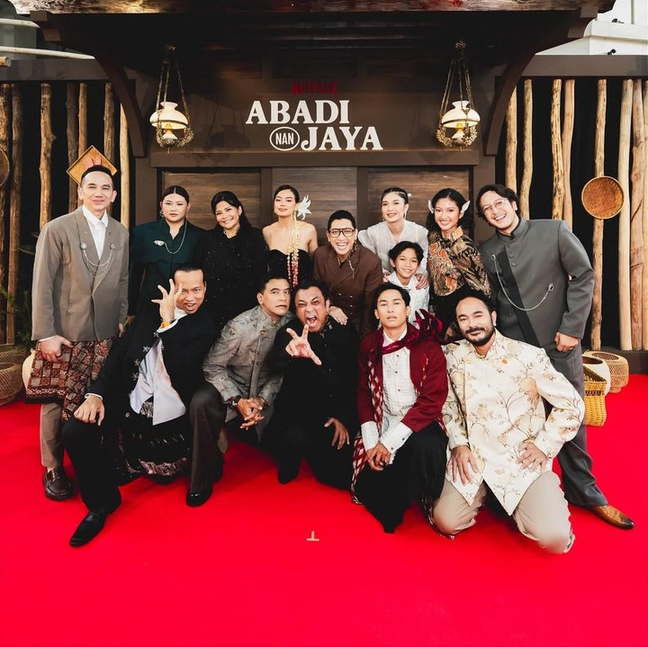 <p>Bunda sudah nonton film horor dan <em>thriller</em> Indonesia bertema zombie yang saat ini tengah mencuri perhatian publik? <em>Abadi Nan Jaya</em> adalah film orisinal Netflix yang menceritakan perjuangan orang-orang bertahan hidup dari serangan zombie. (Foto: Instagram@arditerwandha)</p>