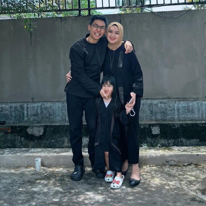 <p>Bukan hanya di film, Ardit juga memiliki selera humor yang tinggi di kehidupan sehari-harinya. Bahkan, ia sering kali membuat konten menghibur bersama sang istri, Suci Asmarani Hasan.&nbsp;(Foto: Instagram@arditerwandha)</p>