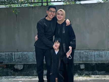 Potret Pemeran Rahman di Film Zombie Abadi Nan Jaya Ardit Erwandha Bersama Istri
