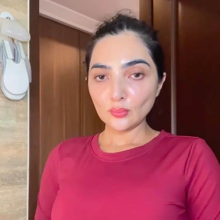 <p>Melalui unggahan video ini, Ashanty tak hanya membagikan rutinitas perawatan wajahnya. Bunda dua anak ini juga menjawa rasa penasaran netizen yang salfok dengan wajahnya. "Btw yang salfok sama wajah hehe disini aku bahas kulit yaa makanya aku PD. Kalau wajah, ya memang aku nggak seberuntung yg memiliki wajah sempurna guys!! Tapi gapapa ini kan ciptaaan Allah," tulis Ashanty. (Foto: Instagram @ashanty_ash</p>