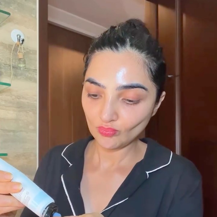 <p>Unggahan Ashanty ini banyak dikomentari netizen. Alih-alih berkomentar soal rangkaian perawatan kulit, banyak netizen salah fokus (salfok) dengan wajah Ashanty yang disebut terlalu kurus. "Pipinya kok kelihatan cekung ya," tulis akun @le***. "Bun,,, <em>are you okay?</em>.... Kenapa bisa kurusan gitu, sakit atau emang lagi diet?" ujar akun @sh***. "Pipinya kok cekung bget, yg dulu lebih cntik dn <em>fresh</em>," ungkap akun @ar***. (Foto: Instagram @ashanty_ash)</p>