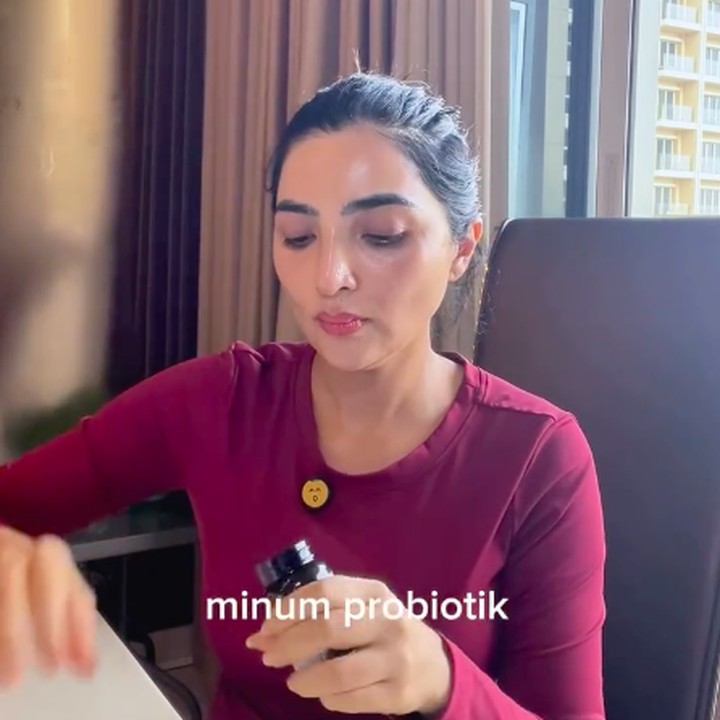 <p>Ashanty mengaku belum mau melakukan tindakan operasi lantaran tak berani. Selain itu, Ashanty juga belum mendapatkan izin dari suaminya untuk menjalani operasi. "Bisa sih di isi dan mungkin dengan cara operasi? Cuma aku belum berani masih menyiapkan diri hehe dan suami masih belum kasih izin! Jenis wajah aku ini banyak kekurangan nya, matanya sayu dan bawah mata hitam, dulu malah lebih parah sebelum dirawat, pipi nya tembem diatas tapi di bawah kl kurus langsung setirus ini dan kayak cekung masuk gitu," tulisnya. (Foto: Instagram @ashanty_ash)</p>