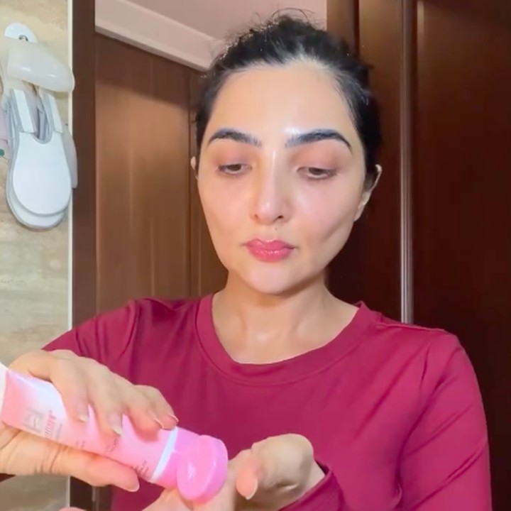 <p>Ashanty mengungkap bahwa wajahnya terlihat lebih tirus lantaran lemak di beberapa bagian wajahnya memang hilang. Namun, Ashanty tak bisa melakukan apa pun untuk mengatasi kondisi tersebut, Bunda. "Kalau kalian bilang kempot, nah ini masalahnya aku nggak bisa milih dimana yg mau aku ilangin lemaknya hehe, andai aku bisa milih aku minta lemak pinggul sama<em> love handle</em> yg abis dan muka aku tetep berisi, tapi ya gimana saat berat nyusut terus dan pipi makin tirus aku bisa apa?" ungkap istri Anang Hermansyah ini. (Foto: Instagram @ashanty_ash)</p>